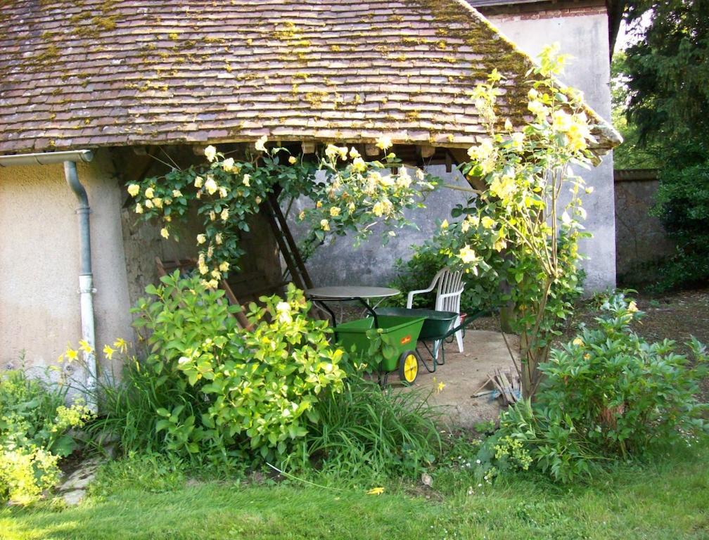 Ferme Du Chateau Bailleau-l'Eveque Luaran gambar